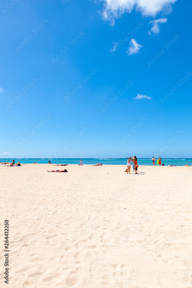 〈ハワイ〉ワイキキビーチの白い砂浜