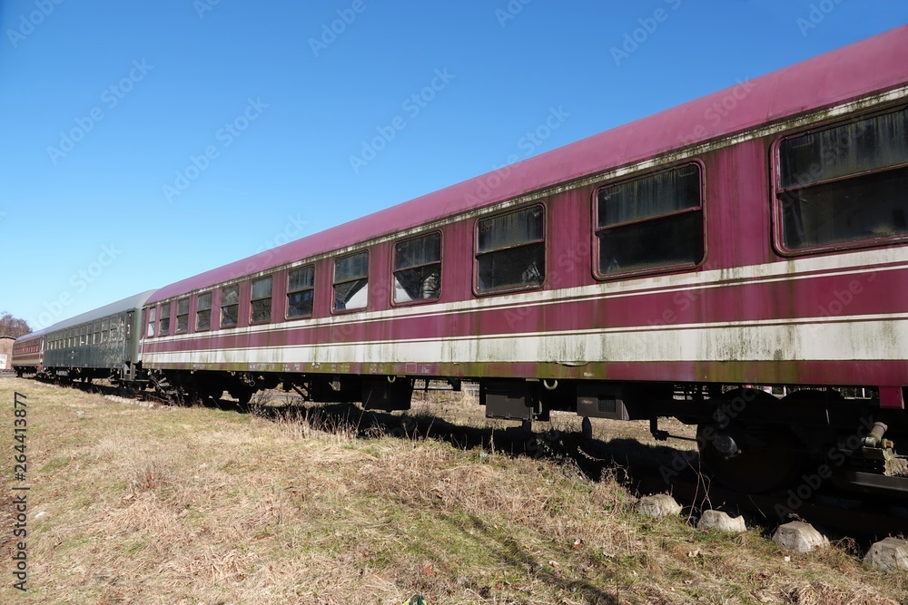 Alte Waggons auf Abstellgleis, Eisenbahnwaggons, Zug