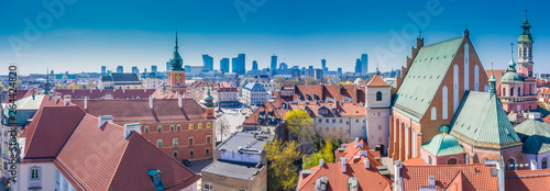 Historyczna pejzaż miejski panorama z wysokiego kąta widokiem kolorowi architektura dachu budynki w starym grodzkim rynku.