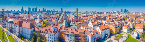 Historyczna pejzaż miejski panorama z wysokiego kąta widokiem kolorowi architektura dachu budynki w starym grodzkim rynku.