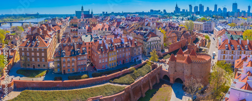 Warszawa, Polska Zabytkowy dach panoramę miasta z kolorowymi budynkami architektury w rynku starego miasta i wieżą kościoła z niebieskim niebem