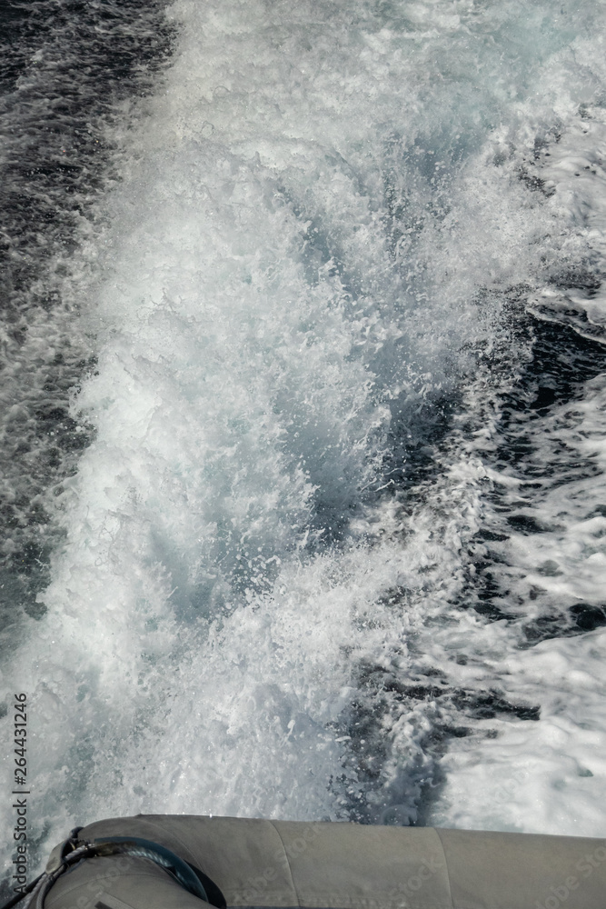 aufgewühltes Wasser hinter Schnellboot aufgewühltes Wasser hinter Schnellboot