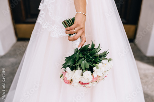 Photos the bride is holding a wedding bouquet