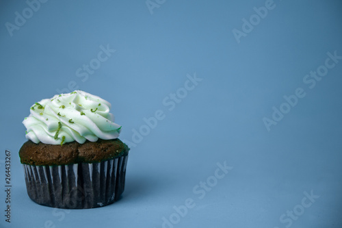 Wallpaper Mural Cupcake de limão com fundo azul Torontodigital.ca