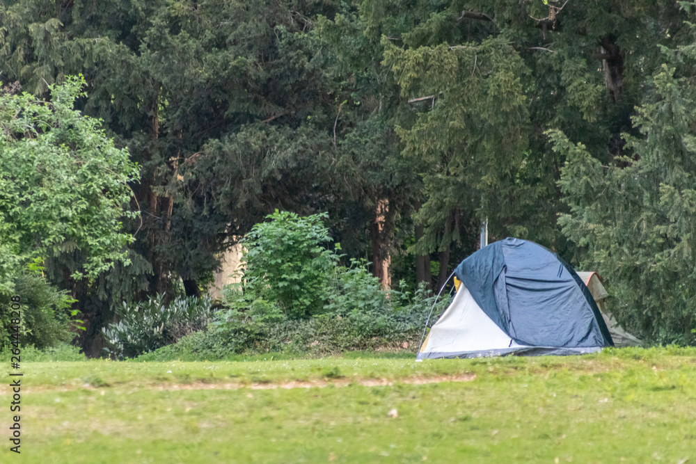 Camping in der freien Natur mit einem Zelt