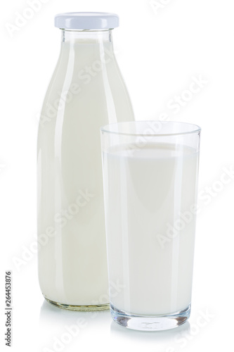 Frische Milch im Glas Flasche Milchglas Milchflasche freigestellt Freisteller isoliert
