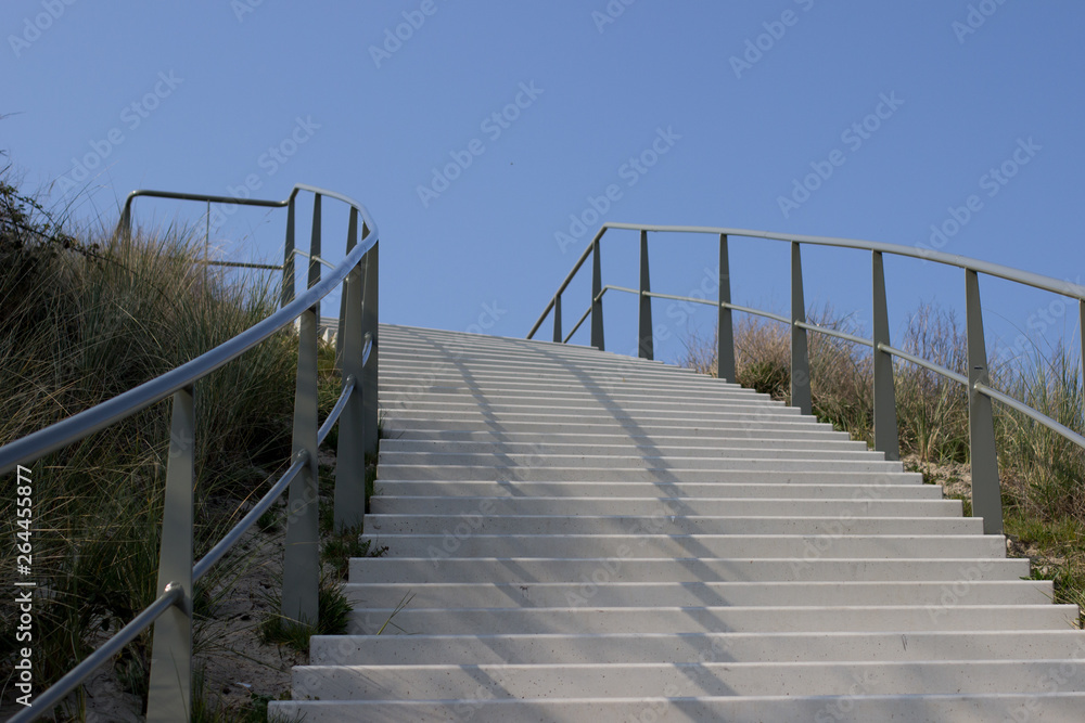 Obraz premium Treppenstufen mit Himmel