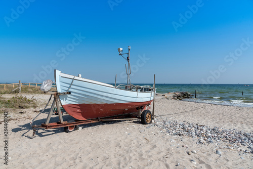 Fischerboot am Strand bei Damp in Schleswig-Holstein, Deutschland