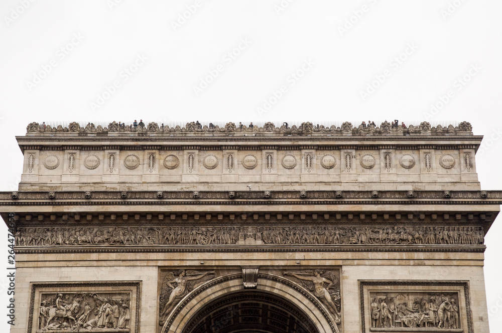 Fototapeta premium Parte superior de un arco en París