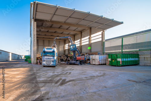 auf eine Recyclinghof wird Abfall sortiert und entsorgt