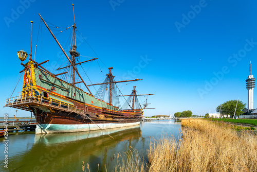 Bild auf Leinwand Segelschiff Batavia im Hafen Lelystad