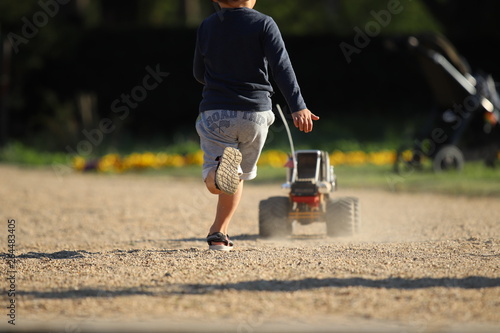 Kind spielend mit einem Spielzeugauto