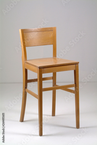 Wallpaper Mural Sgabello in legno su sfondo bianco Torontodigital.ca