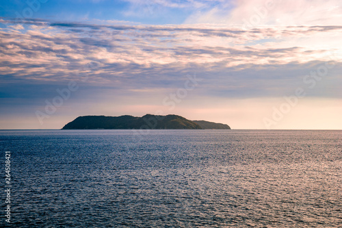 夕日にもえる沼島