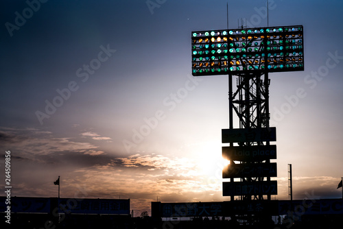 夕焼けの球場スタンド