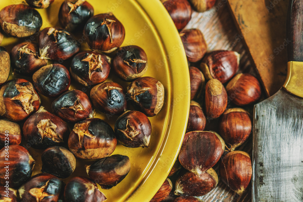 Fototapeta premium roasted chestnuts on table
