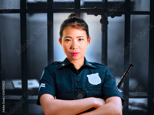 Fotografía young serious and attractive Asian Chinese guard woman standing on cell at State