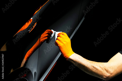 Fotografi Car polish wax worker hands polishing car
