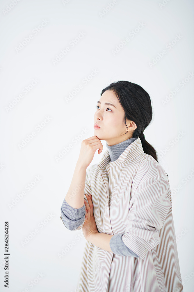 白バック 女性 悩む 白バック 女性 悩む
