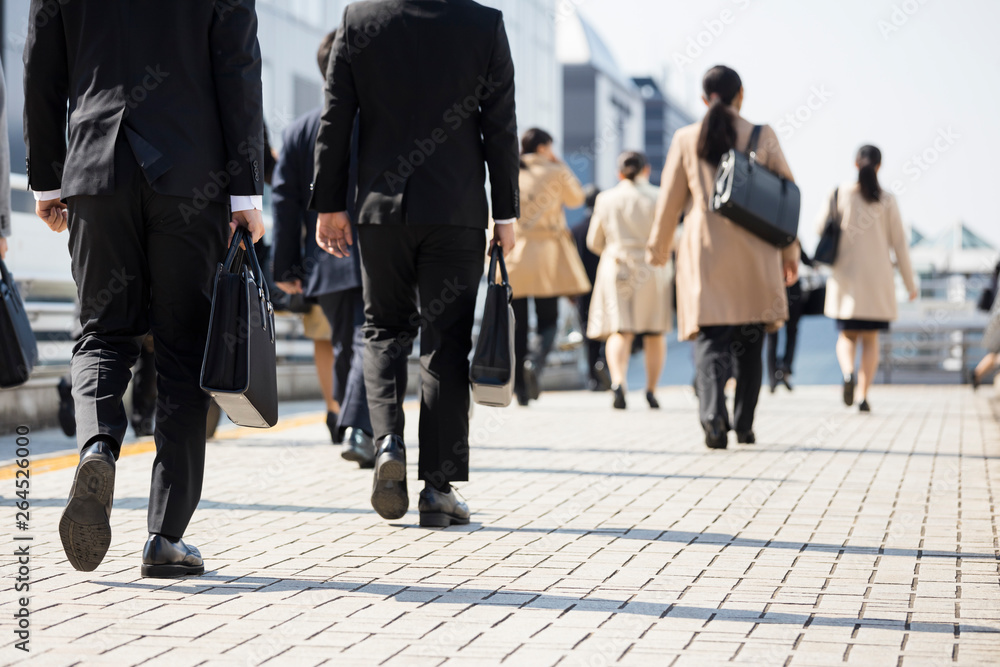 若い人たちのスーツの後ろ姿 若い人たちのスーツの後ろ姿