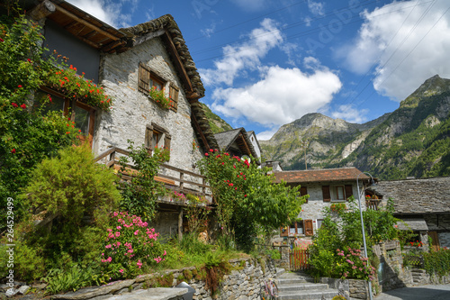 Fotografía Mediaval village of Sonogno at the end of Val Verzasca in Switzerland