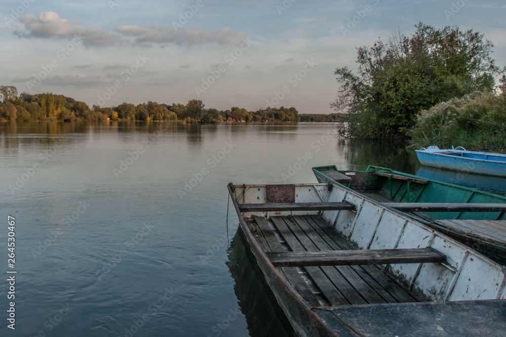 Obraz premium Boats by a river