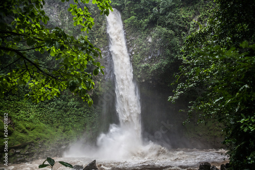 Cascata nella foresta in un parco del Costa Rica