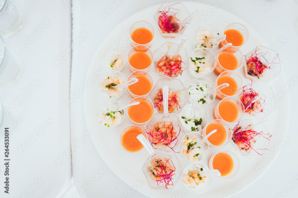 Assortiment de verrines fraiches sur une table de cocktail