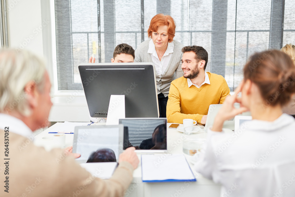 Obraz premium EDV Schulung am Computer im Büro