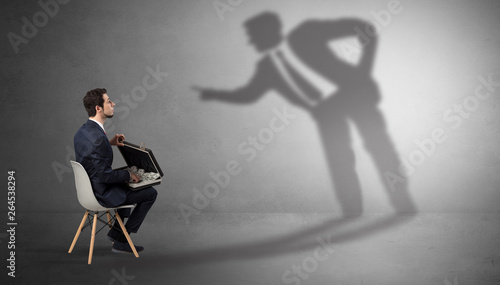 Foto Businessman staying and offering stuffs to a shadow businessman