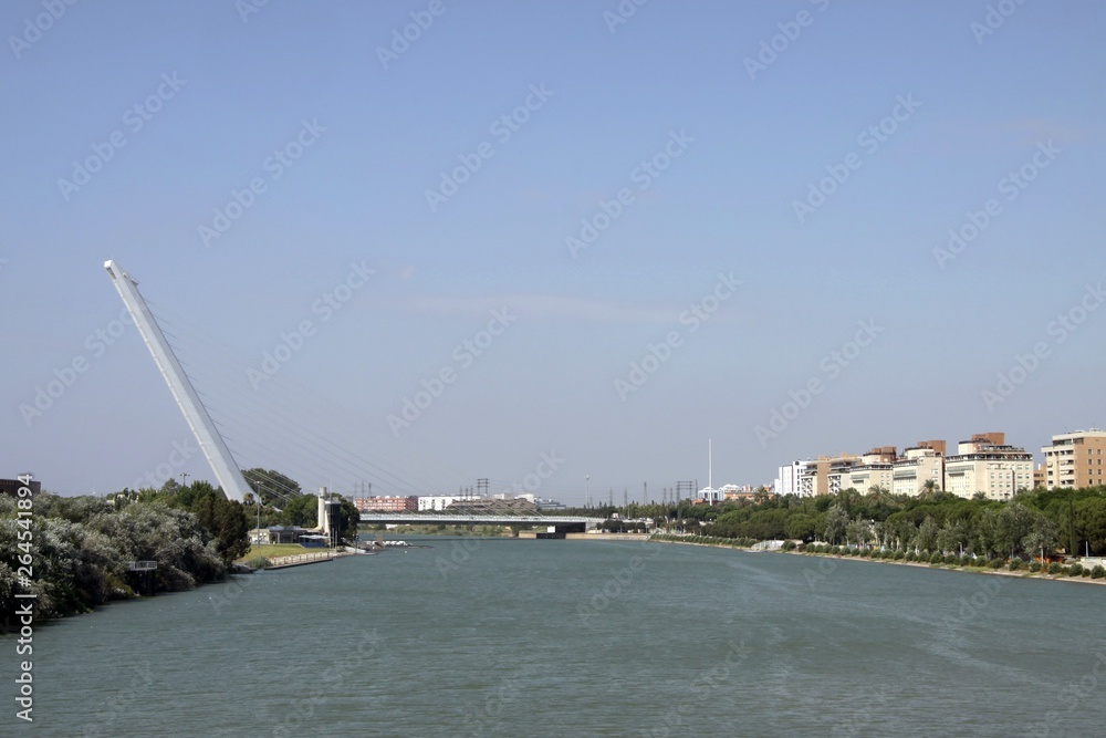 Puente del Alamillo obra del arquitecto Santiago Calatrava, sobre el río Guadalquivir en la ciudad de Sevilla 