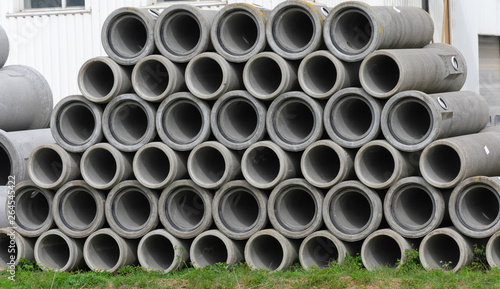 Stacked large concrete tubes lying in the grass © Farantsa