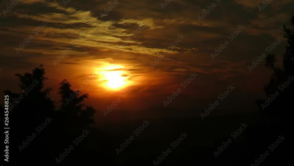 Tramonto tra le nuvole Tramonto tra le nuvole