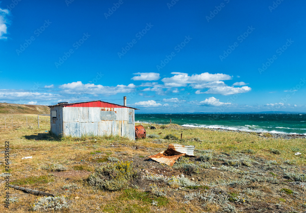 Fototapeta premium Fisherman's cottage near the coast in Tierra del Fuego
