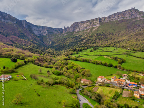 Foto Rural landscape of the Basque country, Orduña, Alava, Spain.