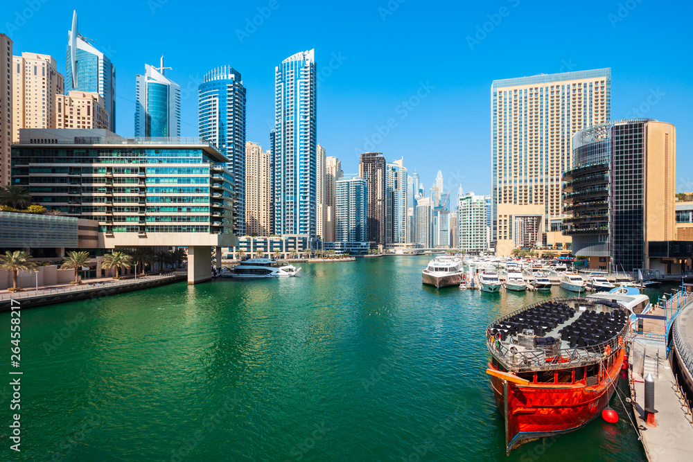Fototapeta premium Dzielnica Dubai Marina w Dubaju, ZEA