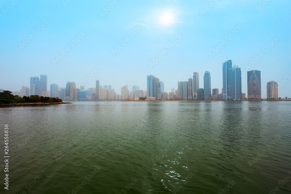 Fototapeta premium Panoramę centrum miasta Szardża, Zjednoczone Emiraty Arabskie