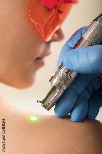Obraz na płótnie The girl on a session laser therapy. w salonie
