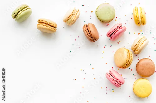 Obraz  z motywem Macarons dessert pattern on white background top view copy space