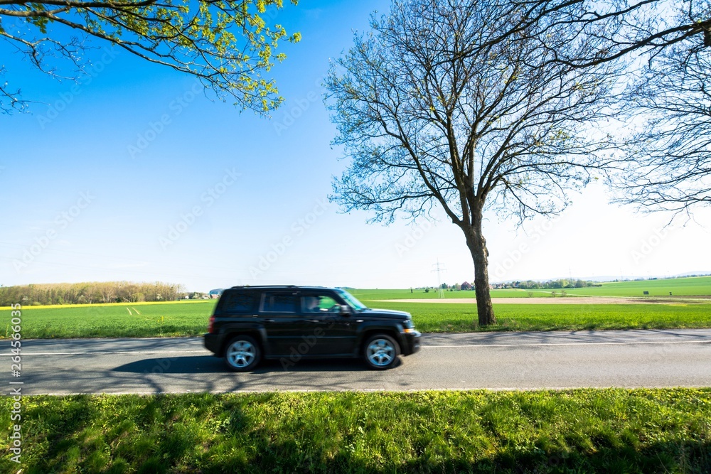 Fototapeta premium Auto auf der Landstraße