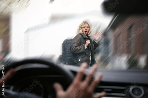 Fußgängerin wird von einem Auto angefahren