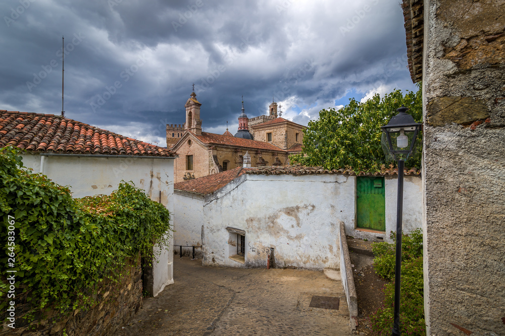 Fototapeta premium Królewski klasztor Santa Maria de Guadalupe, prowincja Caceres, Hiszpania
