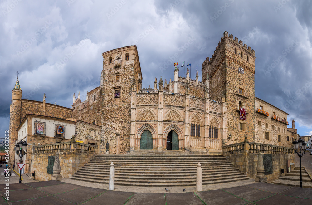 Królewski klasztor Santa Maria de Guadalupe, prowincja Caceres, Hiszpania