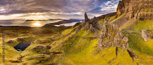 Φωτογραφία Aerial view of the Old Man of Storr and the Storr cliffs on the Isle of Skye in