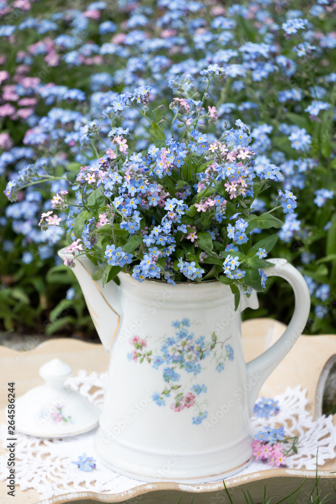 Vergissmeinnicht-Blumenstrauß in Teekanne als Dekoration