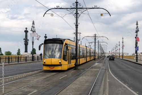 Straßenbahn in Budapest auf einer Brücke