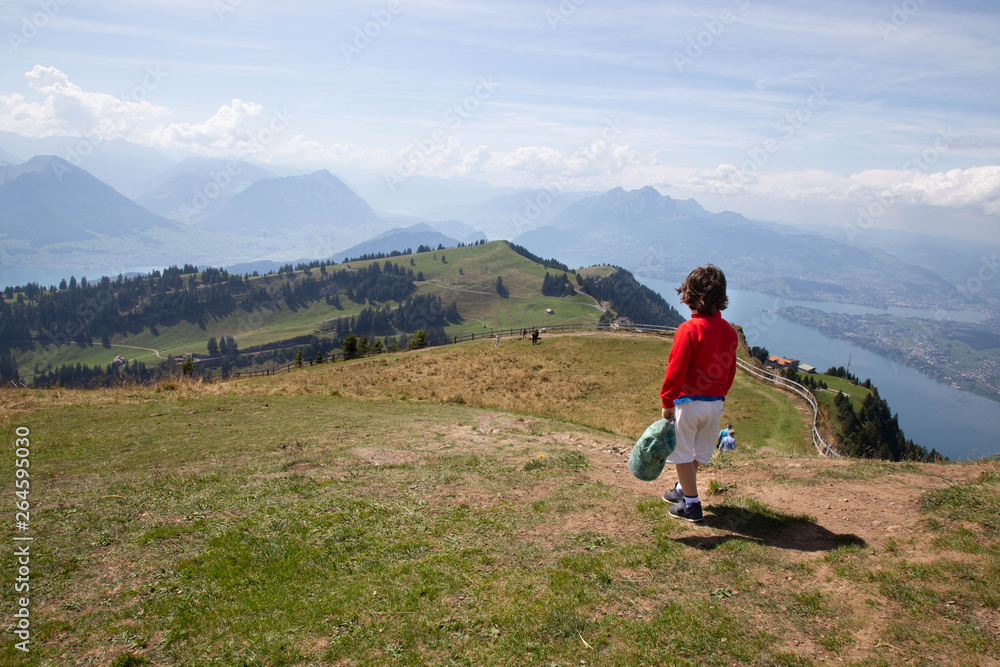 PANORAMA DI MONTAGNA VISTO DALL'ALTO DA UN BAMBINO