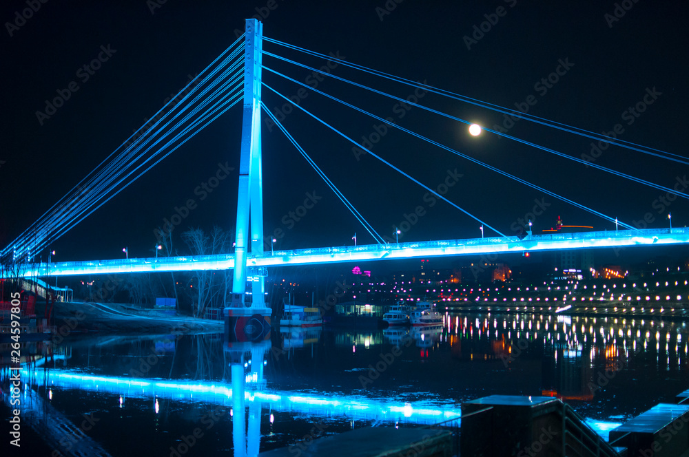 Obraz premium Tyumen, Russia, on April 19, 2019: The pedestrian cable-stayed bridge in Tyumen at night