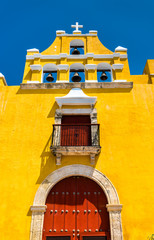 Sierkussen Geel Kerk Zoete Naam Jezus Campeche  © Leonid Andronov
