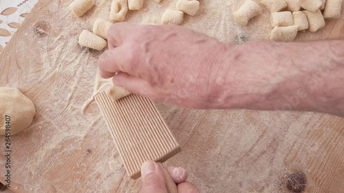 Rigatura gnocchi di patate  fatti in casa con rigagnocchi, vista macro. photo